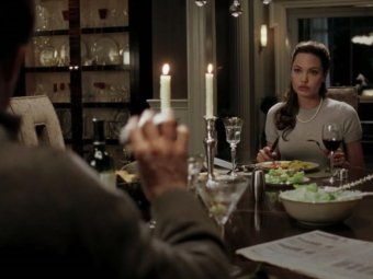 Стоп-кадр из к/ф «Мистер и миссис Смит». Стоп-кадр из к/ф «Мистер и миссис Смит».