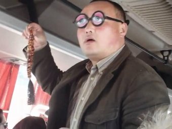 Стоп-кадр из популярного видео про очки. 