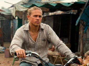 Стоп-кадр из сериала «Шантарам».